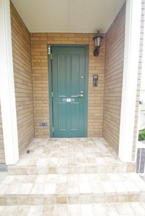 川崎市麻生区はるひ野３丁目のアパートの玄関