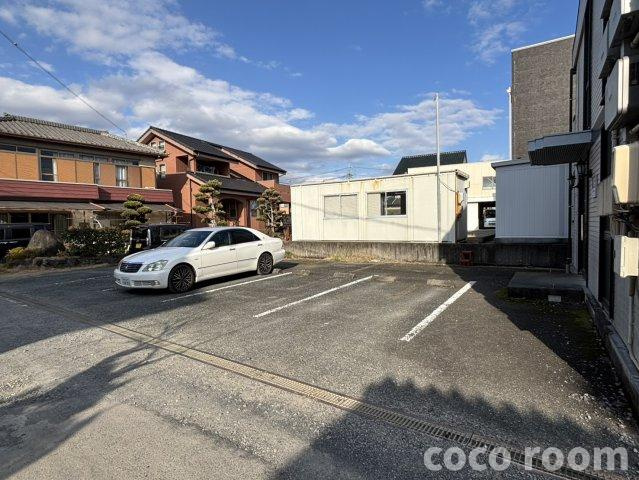 コンフォートイナリの駐車場