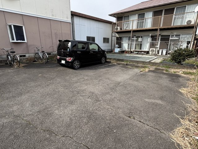 メゾンリバーサイドの駐車場