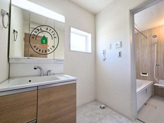 熊本市南区八分字町第4-1棟（1号棟）の内観：施工例|ゆとりの洗面スペースで朝の身支度もスムーズに。暮らしを快適に変えるシャワー付洗面台です！