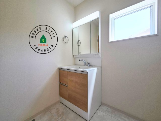 熊本市南区八分字町第4-1棟（1号棟）の内観：施工例|毎日使うものだから清潔な空間を保ちたい水回り。洗面にはそんな願いを解消させてくれる収納アイデアが満載です。三面鏡の裏側にはキャビネットが現れ小物から背の高い物まで収納できます。