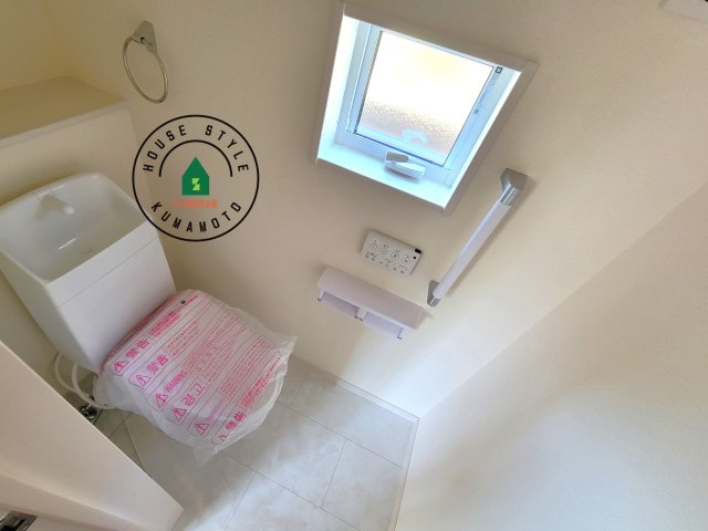 熊本市南区八分字町第4-1棟（1号棟）の内観：施工例|温水洗浄便座を完備しております。2ヶ所にトイレがあるのは朝の慌ただしい時間も安心です。