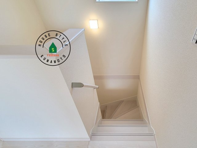 熊本市南区八分字町第4-1棟（1号棟）の内観：施工例|＜手すり付階段＞手すりがないと階段の昇り降りで危険なことはもちろん、壁に手をつきながら歩くことで壁紙が汚れやすくなります。すべての方に快適に昇り降りしていただくため、手すりを設置しました。