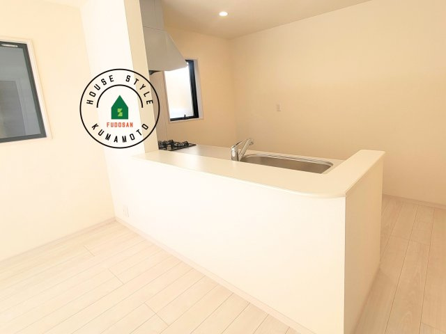 熊本市南区八分字町第4-1棟（1号棟）の内観：施工例|キッチンから立ち込める香りが今日の料理を期待させます。