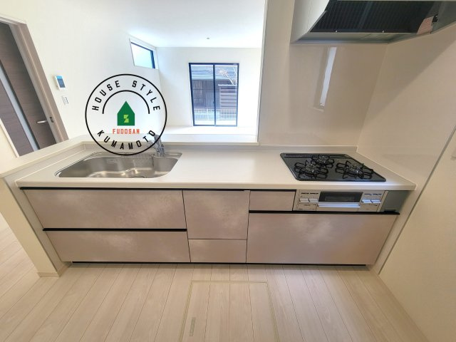 熊本市南区八分字町第4-1棟（1号棟）の内観：施工例|ご家族を近くに感じられる対面キッチンのLDK。会話もはずみそうですね。