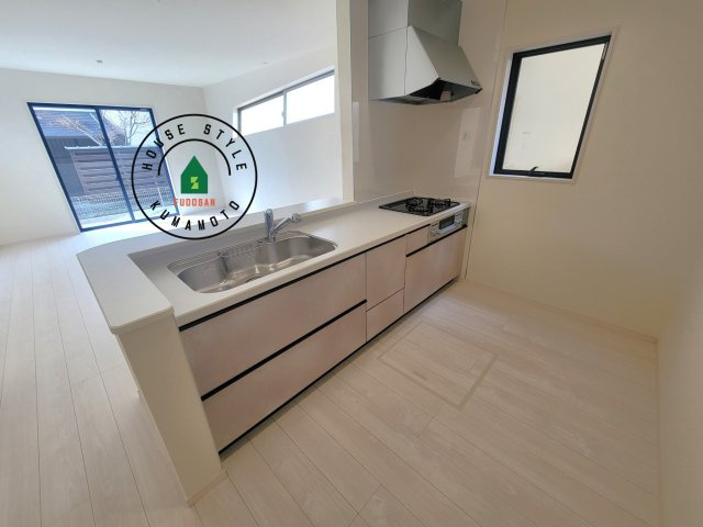 熊本市南区八分字町第4-1棟（1号棟）の内観：施工例|ダイニングテーブルへの配膳がラクラク、お料理はかどるカウンター付きシステムキッチン！