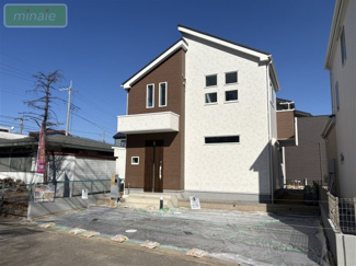 【外観】 | 小学校7分　コンビニ６分　６m道路　清水口　1号棟 | 現地（2026.02.01撮影）
洗練されたデザインが映える外観です