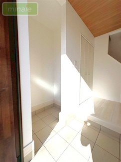 【外観】 | 小学校7分　コンビニ６分　６m道路　清水口　1号棟 | 温もり感じるナチュラルな外観です。同タイプ