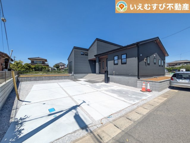 Livele Garden.S　寄居町富田の駐車場|並列4台以上駐車可能なゆとりのカースペース
複数台車をお持ちでも、お友達が遊びに来てもゆとりの駐車スペース！