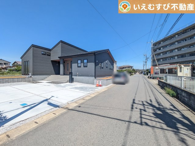 Livele Garden.S　寄居町富田の前面道路含む現地写真|安心の広々6ｍ前面道路
6ｍの前面道路はお車の駐車が楽々！すれ違える広さが確保されています♪