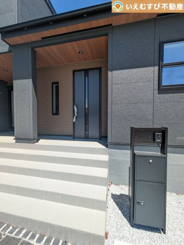 Livele Garden.S　寄居町富田のエントランス|雨が防げる広々エントランス
駐車場からアクセスの良いエントランス。雨の日や荷物が多くても安心の動線♪