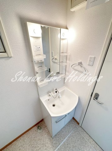 N参番館B棟の洗面所|窓付きで明るい洗面所※同施工