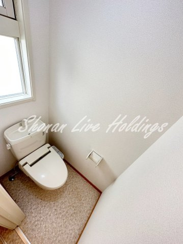 N参番館B棟のトイレ|窓付きで清潔感のあるトイレ※同施工