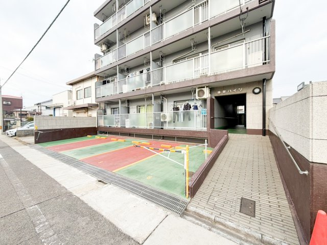 藤栄ハイツの駐車場|車をお持ちの方に嬉しい駐車場付きの物件です