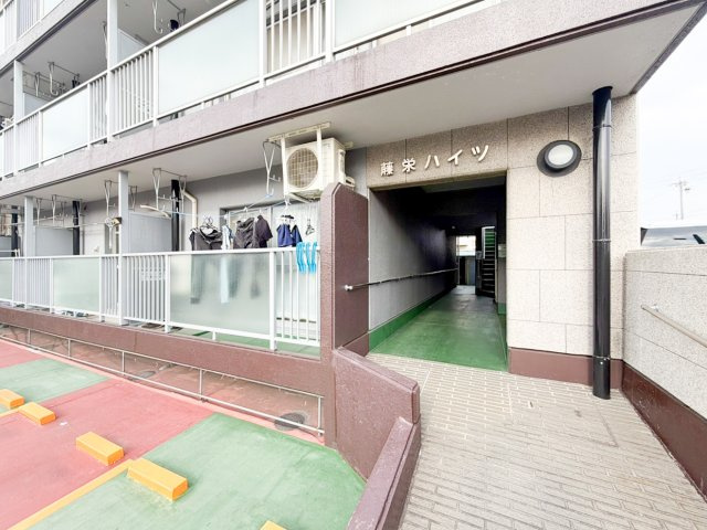 藤栄ハイツのエントランス|ゆとりのあるエントランスです