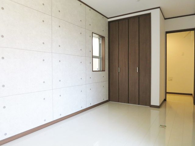 イースタイル江戸川の居間・リビング|バルコニー側見た洋室です！