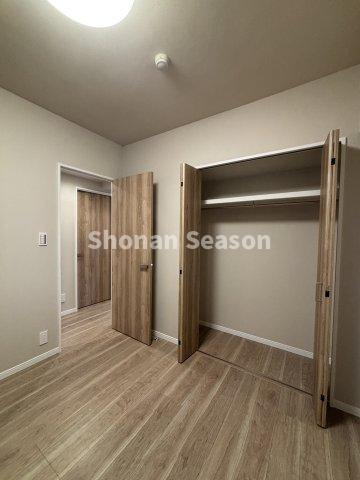 【洋室】 | 忙しいご家庭に欠かせない「宅配BOX」付！
不在時でも荷物が受け取れるため、配達時間を気にせずに日中外出が可能◎