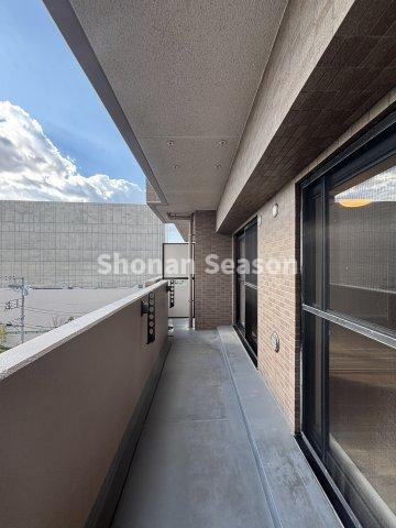 【バルコニー】 | リビングに続くバルコニーは急な雨にも気が付きやすく家事効率UP！