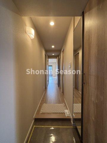 【玄関】 | お出かけ前のトータルコーディネートもチェックしやすい全身鏡！