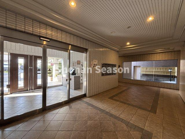 【エントランス】 | 事前に訪問者を確認でき、防犯面でも安心の「オートロック」付！