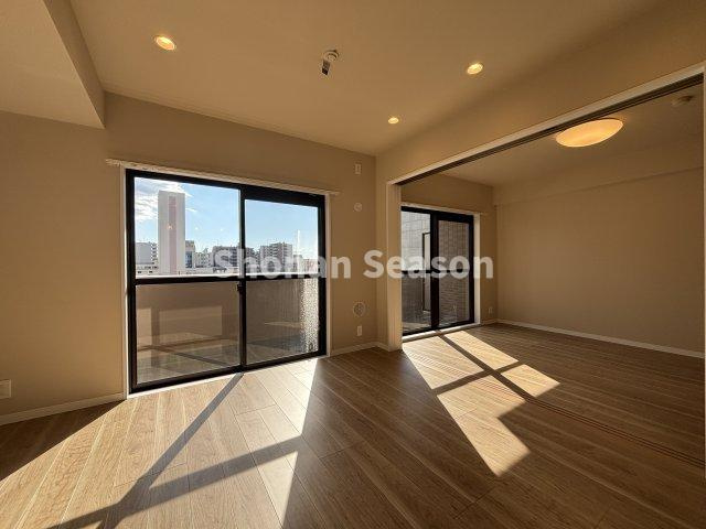 【居間・リビング】 | バルコニーから気持ちの良い自然光が降り注ぐ明るいリビング◎