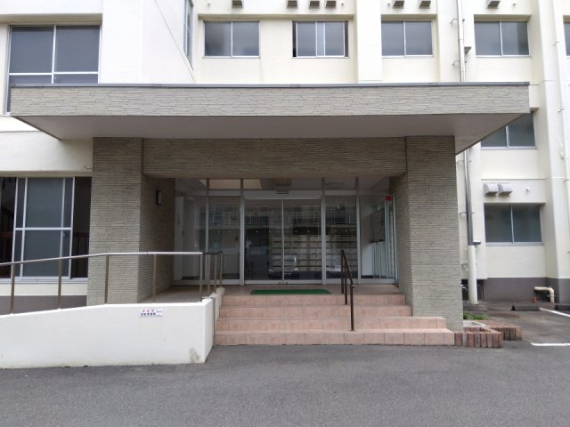 神道寺ハイツ2号棟のエントランス