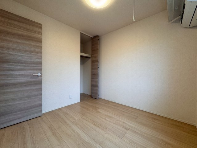 狛江市駒井町３丁目のアパートの居間・リビング