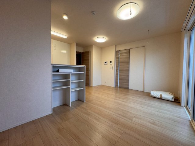 狛江市駒井町３丁目のアパートの居間・リビング