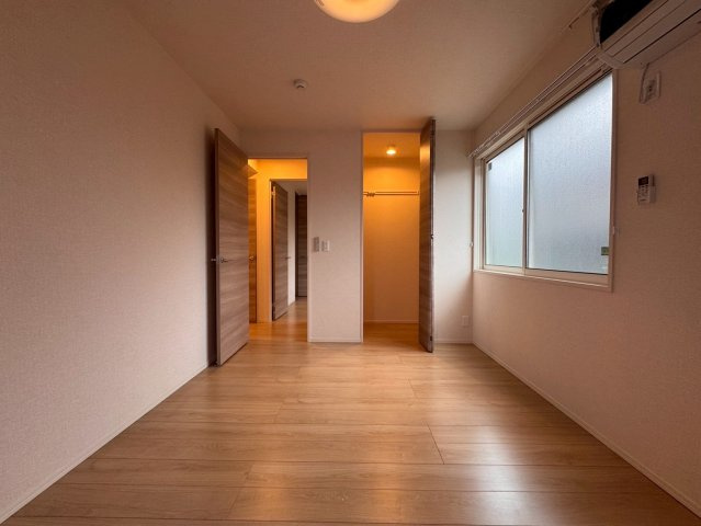 狛江市駒井町３丁目のアパートの居間・リビング