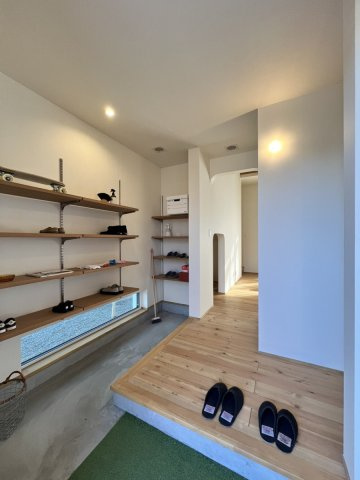 人吉市東間下町　建売住宅の玄関