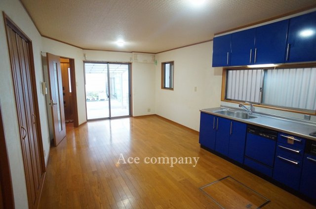 【居間・リビング】 | 東大阪市荒川1丁目 | 【LDK：約13帖】キッチンスペースに床下収納付きです♪