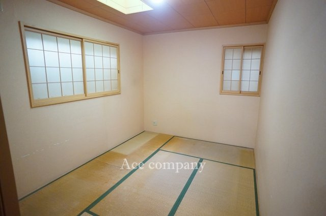 【内装】 | 東大阪市荒川1丁目 | 【1階：和室6帖】天窓付きです☆