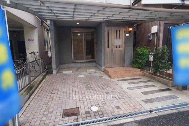 【駐車場】 | 東大阪市荒川1丁目 | カーポート付き☆玄関前アプローチにゆとりがあり駐輪スペースも楽々確保できます♪