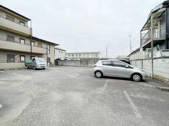 エステート西府中の駐車場