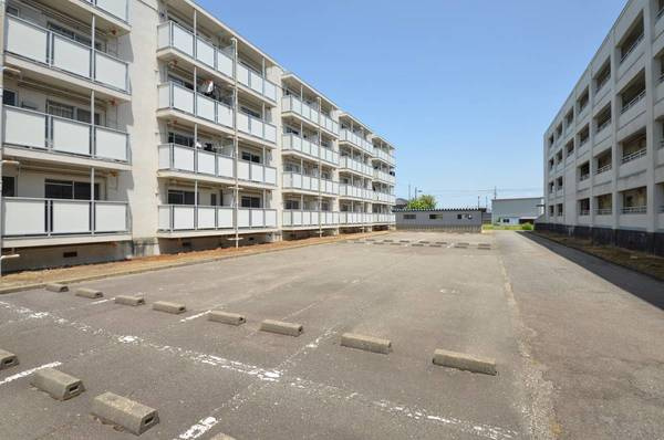 ビレッジハウス小矢部1号棟の駐車場|駐車場に車を止められます