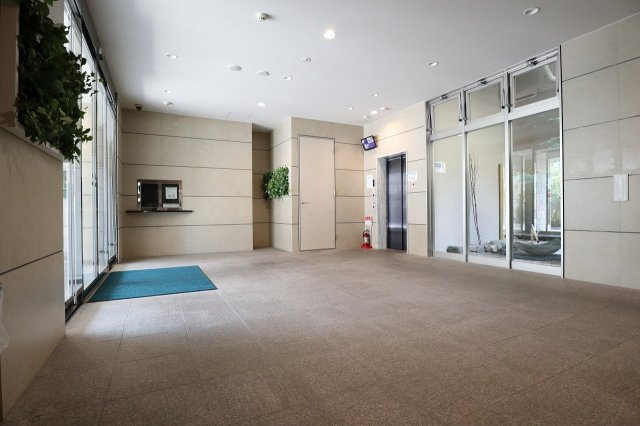 サヴォイザ・セントラルガーデン　９階のエントランス