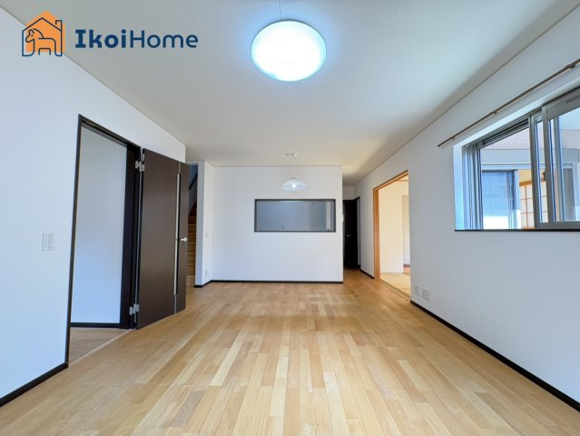 神戸市西区大津和2丁目　中古戸建の居間・リビング|【ホームページに現地動画掲載中】●年中無休：当日予約可●カウンターキッチンからは室内が見渡せます。