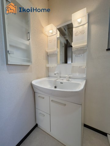 神戸市西区大津和2丁目　中古戸建の洗面所|【ホームページに現地動画掲載中】●年中無休：当日予約可●洗面台横にも収納がございます！