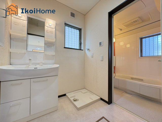 神戸市西区大津和2丁目　中古戸建の洗面所|【ホームページに現地動画掲載中】●年中無休：当日予約可●洗面室は小窓があり換気も良好です