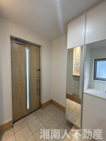 茅ケ崎市室田1丁目　中古戸建の玄関|明るい玄関です