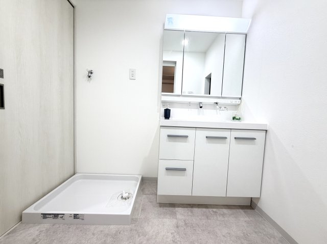 【独立洗面台】 | 【新規リフォーム】グランドメゾン翠Ⅱ | 使いやすい大型の洗面台を設置したパウダールームです。