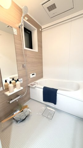 【浴室】 | 【新規リフォーム】グランドメゾン翠Ⅱ | 落ち着いた色調のパネルが醸す時間、毎日の疲れを癒す場所だからこそ、忙しい日常を忘れOffになる時間をお楽しみください。