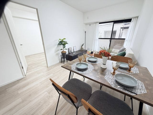 【居間・リビング】 | 【新規リフォーム】グランドメゾン翠Ⅱ | 眩いばかりの陽の光が室内を満たしていきます。暮らす家族に、訪ねてくる友人知人に、清かで艶やかな時間をもたらしてくれる室内です。