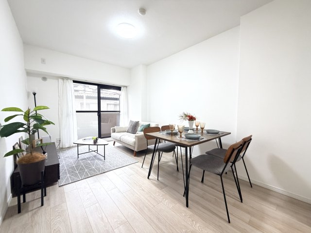 【居間・リビング】 | 【新規リフォーム】グランドメゾン翠Ⅱ | 木調の穏やかな風合いが居心地の良さを生み出すリビング。