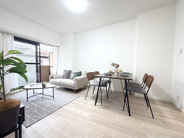 【居間・リビング】 | 【新規リフォーム】グランドメゾン翠Ⅱ | ダイニングテーブルやテレビを設置するスペースなど、家具を配置しやすい間取りで使い勝手と居心地の良さが特徴です。