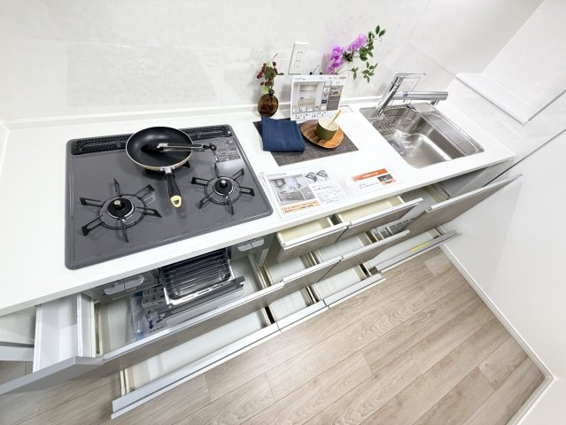 【キッチン】 | 【新規リフォーム】グランドメゾン翠Ⅱ | たくさんの引き出しがあり、収納力は十分です！　シンクも調理スペースも広く、使いやすいキッチンです。