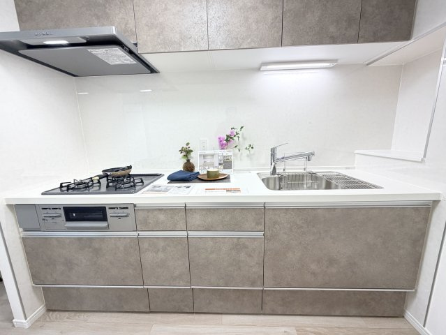 【キッチン】 | 【新規リフォーム】グランドメゾン翠Ⅱ | 新品のシステムキッチン。背面スペースが広いので、大型冷蔵庫を置いても大丈夫！　オプションで食器洗浄乾燥機を設置できます！