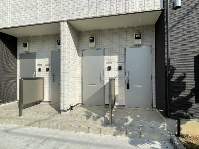 多摩市和田のアパートのエントランス