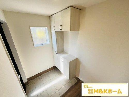 知多郡武豊町大字冨貴字市場　全3棟　1号棟の玄関|陽の光が入る明るい玄関☆