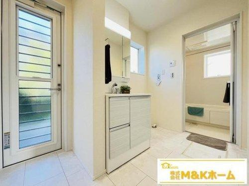 知多郡武豊町大字冨貴字市場　全3棟　1号棟の洗面所|洗面　シャワー付き♪